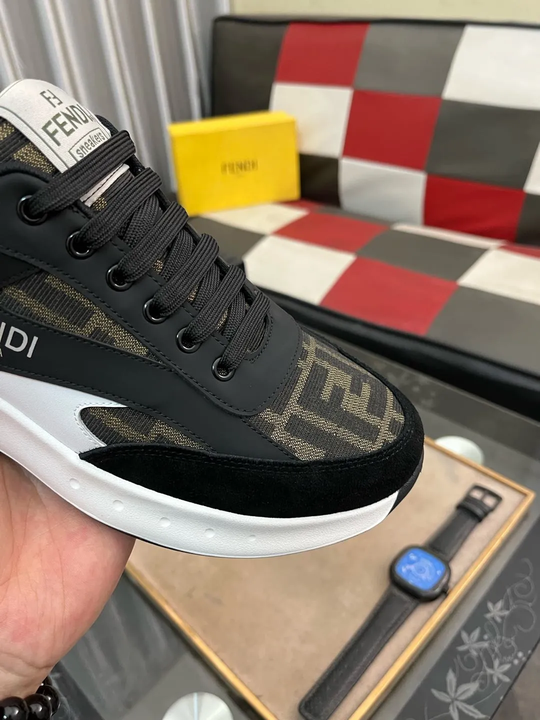 Men's Men's Shoes💰440⌚️⌚️[fendi] Fendi's classic and comfortable men's, this complex sneaker is made of soft calfskin➕genuine leather lining➕original ultra-light rubber material with rough outsole. This unique light style is suitable for the casual and refined sensibility of this season. It is comfortable and natural on the feet. It is an everyday style for casual travel in autumn and winter! 38−443️⃣colors available